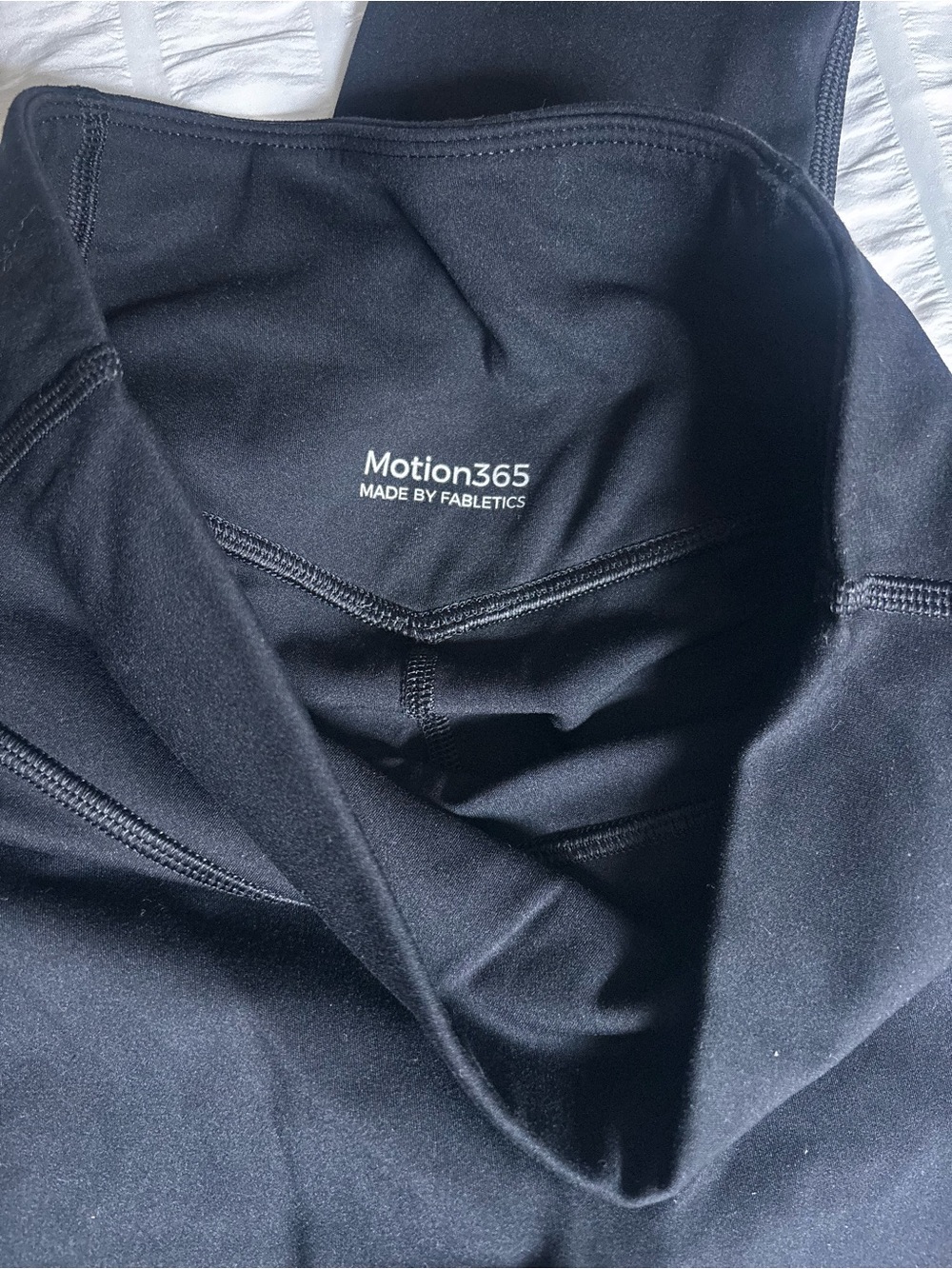 Fabletics Motion 365 Black Leggings criss cross back pocket. No front seam - Picture 7 of 7